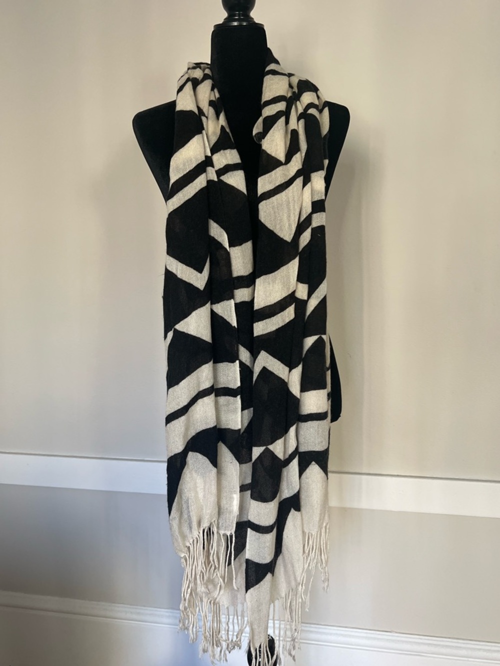 Black & White Lightweight Geometric Fringe Scarf